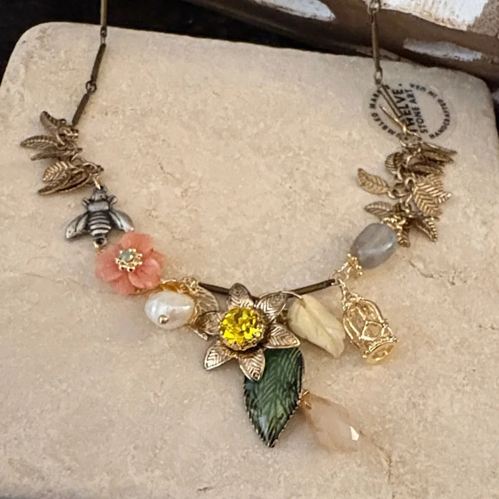 Charm Floral Necklace with Gold, Pink, Brass and Green Details Bee Flowers Pearl - Picture 1 of 3